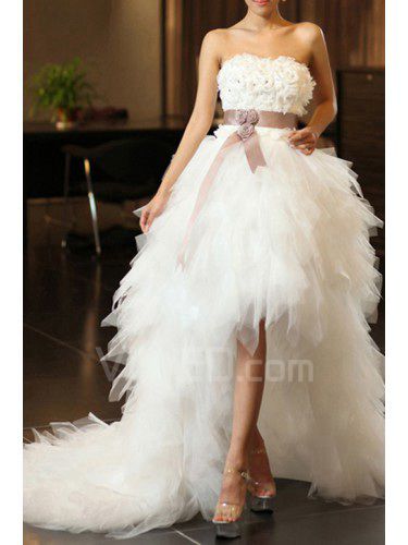 Satin bretelles balayage train balle robe de mariée en robe à fleurs à la main