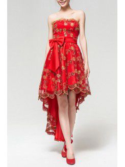 Satin axelbandslös kort-line klänning med rosett