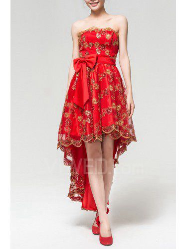 Satin axelbandslös kort-line klänning med rosett
