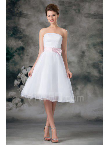 Organza strapless altura do joelho faixa uma linha de vestido de noiva curto