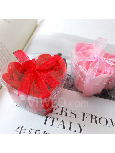 3 morceaux de pétales de roses de savon dans une boîte en forme de coeur