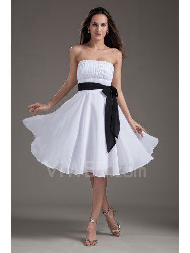 Chiffon stroppeløs kolonne hvite knelange sash cocktail kjole