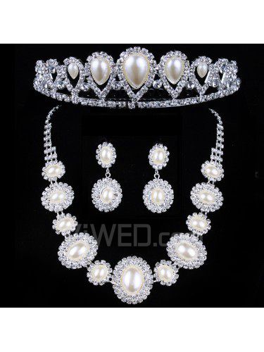 Perlas y diamantes de imitación de la joyería de la boda fijó con los pendientes, collar y tiara