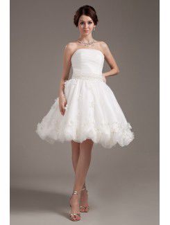 Vestido de novia sin tirantes de tul corto-line con apliques y pedrería