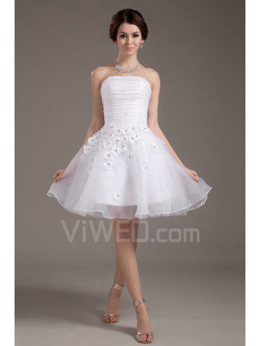 Malla y vestido de boda del a-line corto sin tirantes de raso con flores