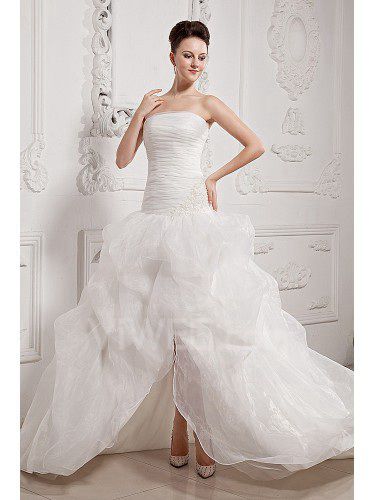 Tyll stroppeløs asymmetrisk ball kjole brudekjole med brodert og krusning