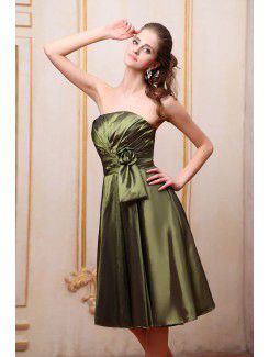 Taffeta Strapless Knee-Length A-line Bridesmaid Dress with Hand-made Flower