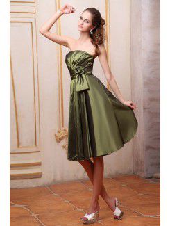 Taffeta Strapless Knee-Length A-line Bridesmaid Dress with Hand-made Flower