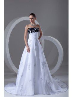 Organza train de balayage scoop une ligne robe de mariée brodée