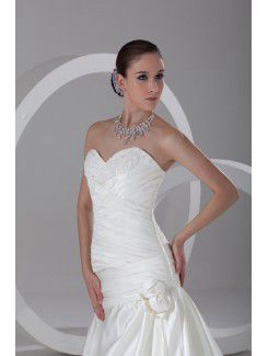 Satin Sweetheart Chapel Train A-line Hand-made Flowers Wedding Dress