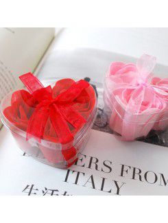 3 morceaux de pétales de roses de savon dans une boîte en forme de coeur